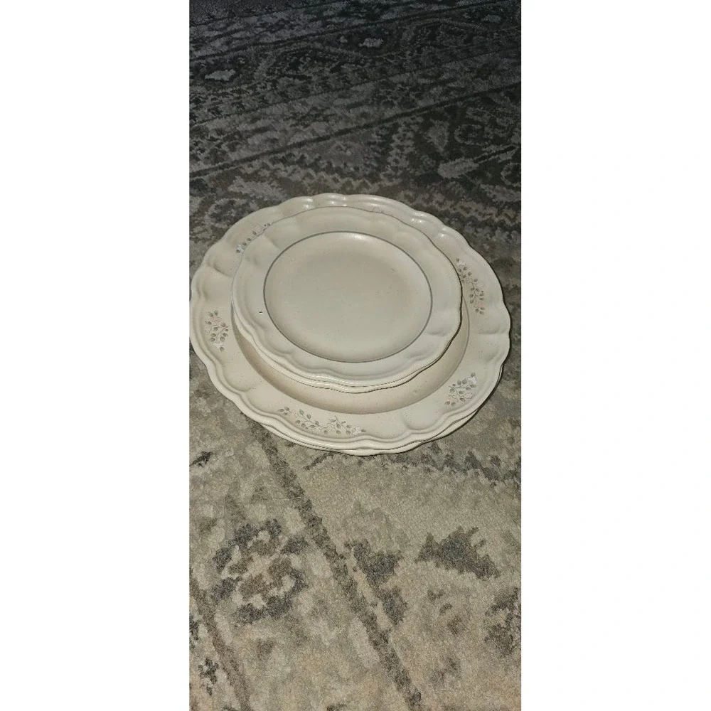 Vintage Pfaltzgraff Dinnerware. Heirloom Pink Floral scalloped edges set of 4